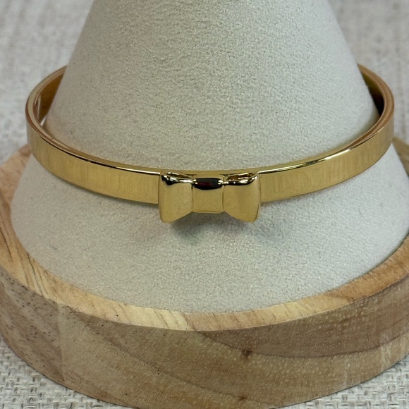 Kate Spade Gold Take A Bow Bangle Bracelet - Picture 1 of 4